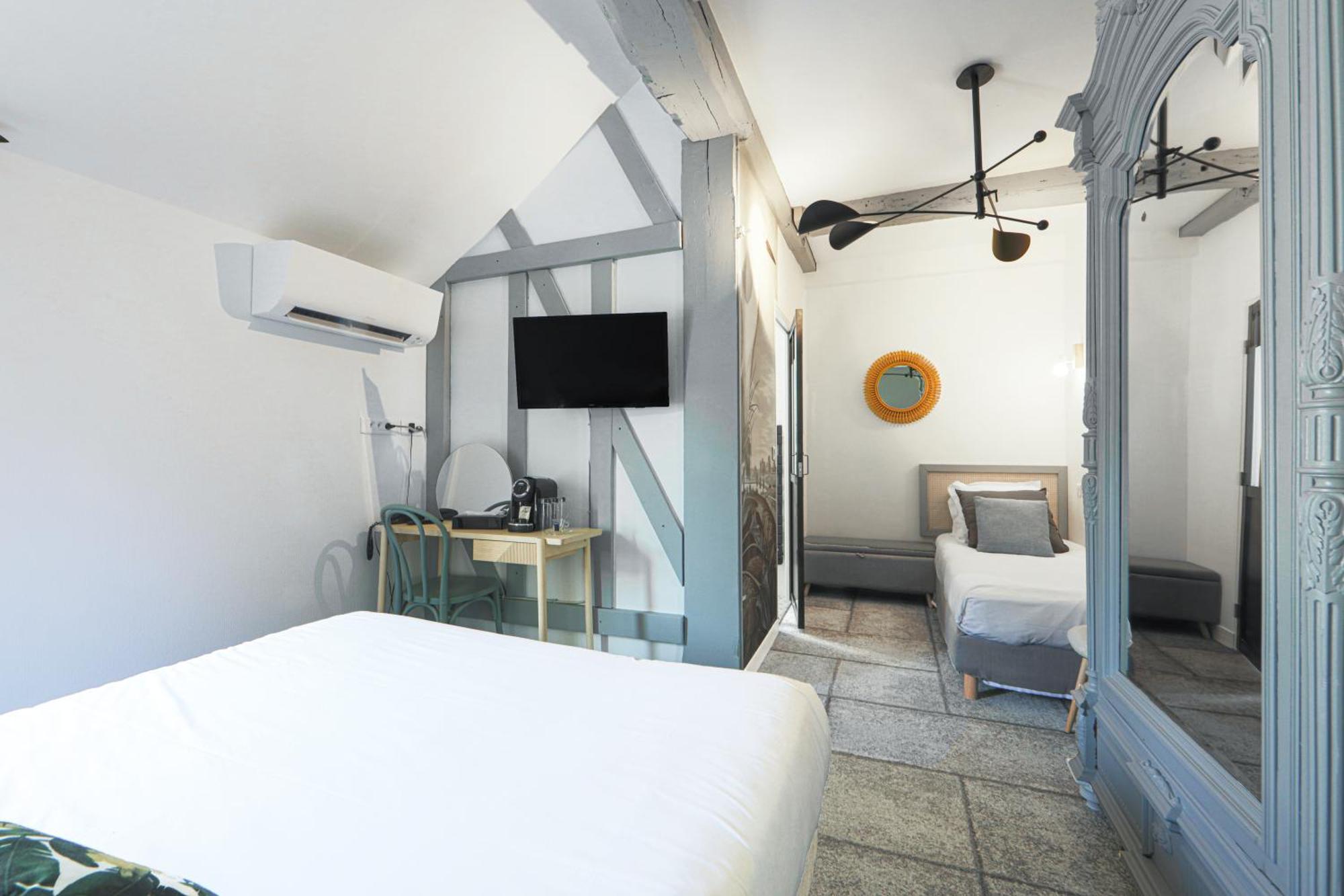 Logis Hotel & Restaurant Du Sauvage La Ferte-Gaucher Room photo